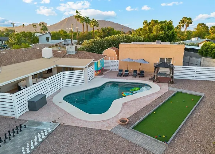Bray House - Epic Shared Backyard - Pool - Games Ferienhaus